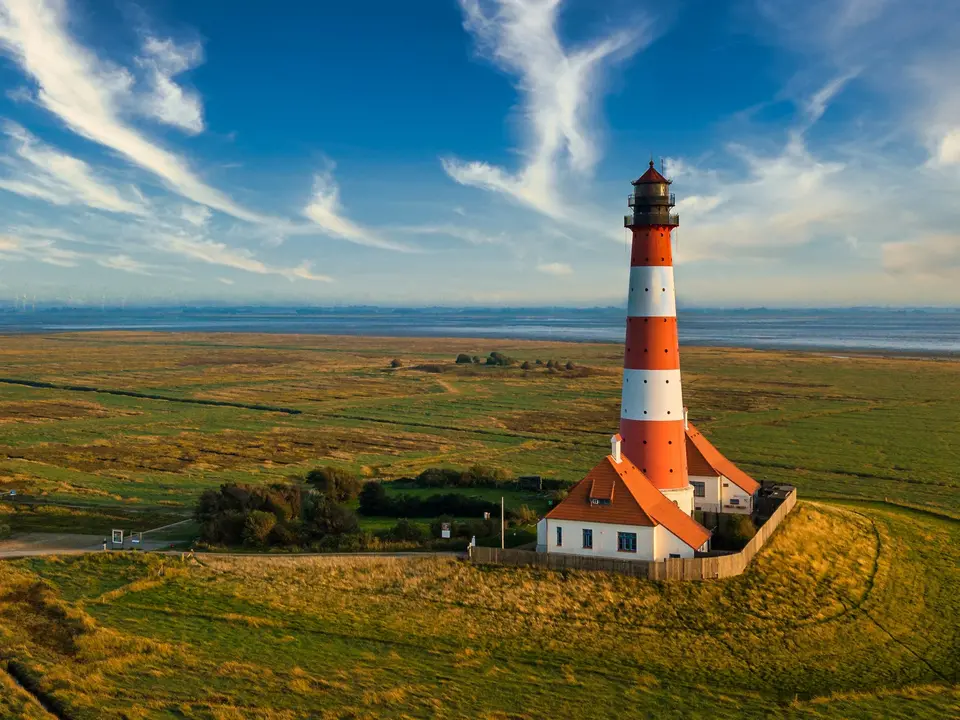 Vogelperspektive mit Blick auf den Leuchtturm Westerheversand, das Wahrzeichen der Halbinsel Eiderstedt in Schleswig-Holstein