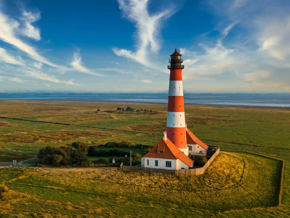 Leuchtturm Westerheversand, Eiderstedt - © GM_Photography, Adobe Stock Vogelperspektive mit Blick auf den Leuchtturm Westerheversand, das Wahrzeichen der Halbinsel Eiderstedt in Schleswig-Holstein