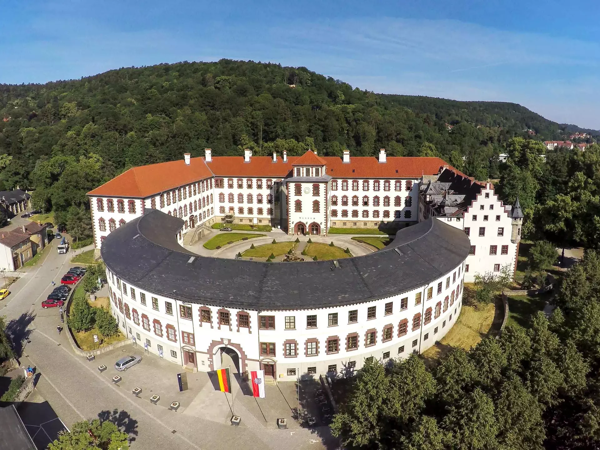 im Urlaub im Thüringer Wald einen Ausflug zum Schloss Elisabethenburg in Meiningen machen