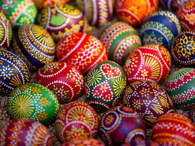 Kunstvoll verzierte, bunte  Ostereier nach sorbischer Tradition