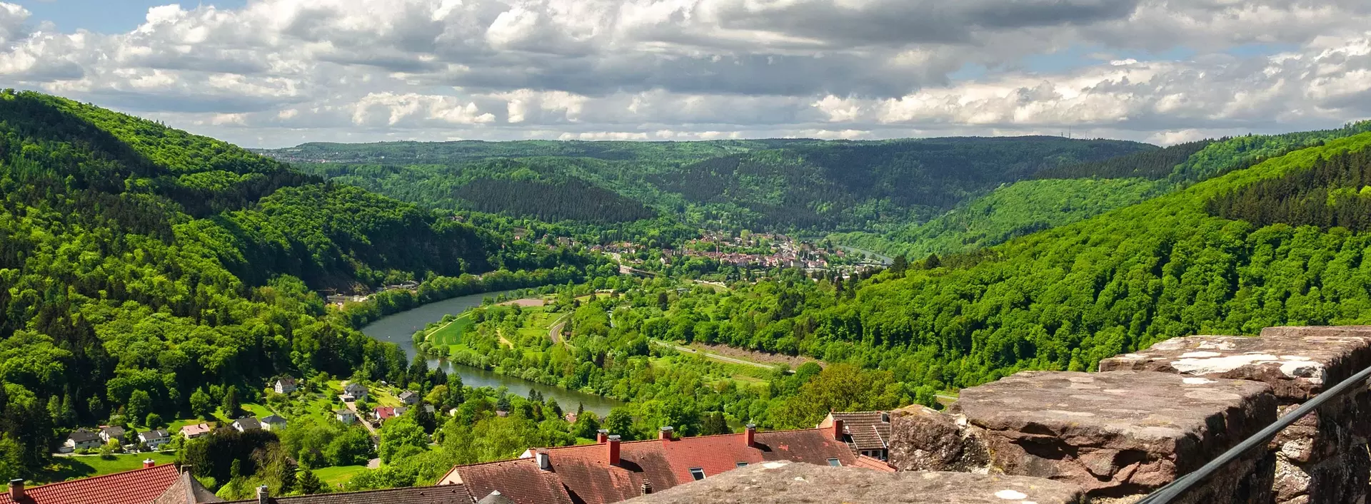 im Urlaub im Odenwald einen Ausflug zur Veste Dilsberg machen und die herrliche Aussicht ins Neckartal genießen
