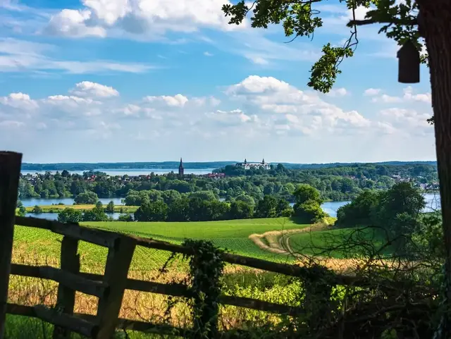 Hügelige Landschaft bei Plön – Urlaub auf dem Land in der Holsteinischen Schweiz  - © penofoto.de – stock.adobe.com Eine hügelige Landschaft mit Seenplatte und dem Plöner Schloss in der Holsteinischen Schweiz lädt zu einem Urlaub auf dem Land ein.