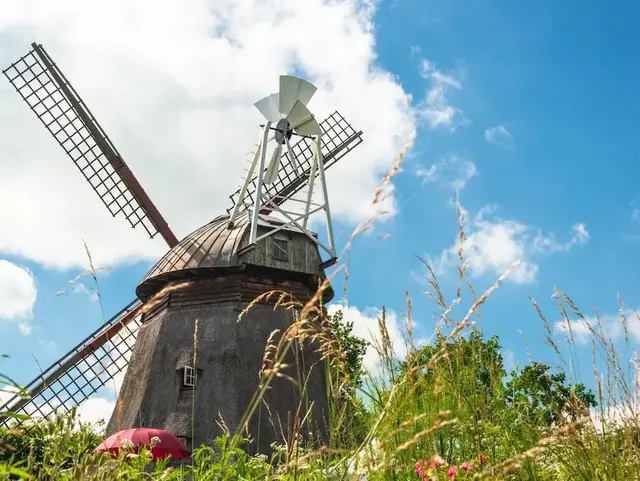 Mühle Grebin – Ausflugslokal mit Charme in der Holsteinischen Schweiz  - © penofoto.de – stock.adobe.com Die Mühle Grebin in der Holsteinischen Schweiz ist ein Ausflugslokal, in dem Gäste bei Kaffee, Kuchen und Musik den Urlaub auf dem Land genießen.