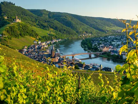 Altstadt von Bernkastel-Kues an der Mosel, Stadtpanorama mit Mosel und Weinbergen.