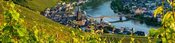 Altstadt von Bernkastel-Kues an der Mosel, Stadtpanorama mit Mosel und Weinbergen.