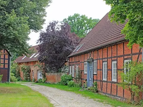 alt="Idyllisches Bild von Rundlingsdorf im Wendland in Niedersachsen"