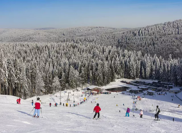 Winterurlaub in Thüringen buchen und Skifahren im Skigebiet in Heubach bei Masserberg