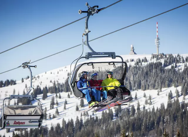 im Winterurlaub im Schwarzwald mit dem Sessellift auf den Feldberg fahren