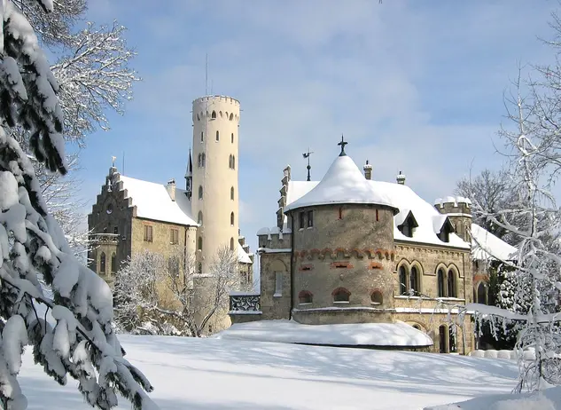 im Urlaub auf dem Bauernhof auf der Schwäbischen Alb das Schloss Lichtenstein besuchen, es wird auch als Märchenschloss Württembergs bezeichnet