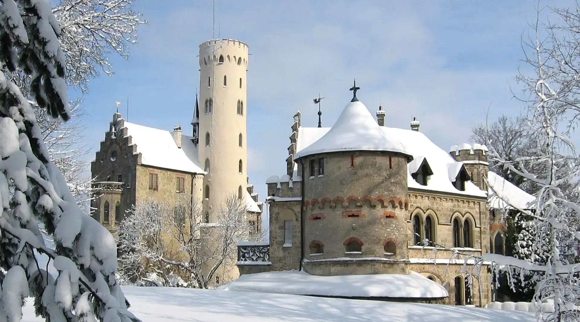 Schloss Lichtenstein im Winter - © Pixabay.com, sunflair im Urlaub auf dem Bauernhof auf der Schwäbischen Alb das Schloss Lichtenstein besuchen, es wird auch als Märchenschloss Württembergs bezeichnet