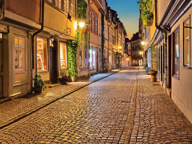 Die Krämerbrücke mitten in der Altstadt zählt zu den längsten bebauten Brücken nördlich der Alpen. 