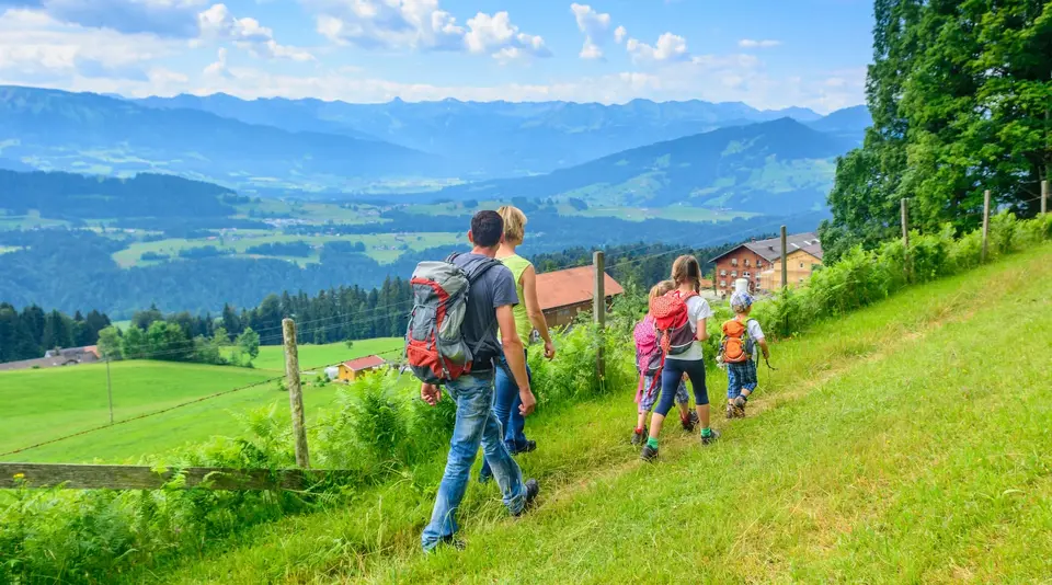 Familie mit 3 Kindern im Urlaub beim Wandern in Vorarlberg.