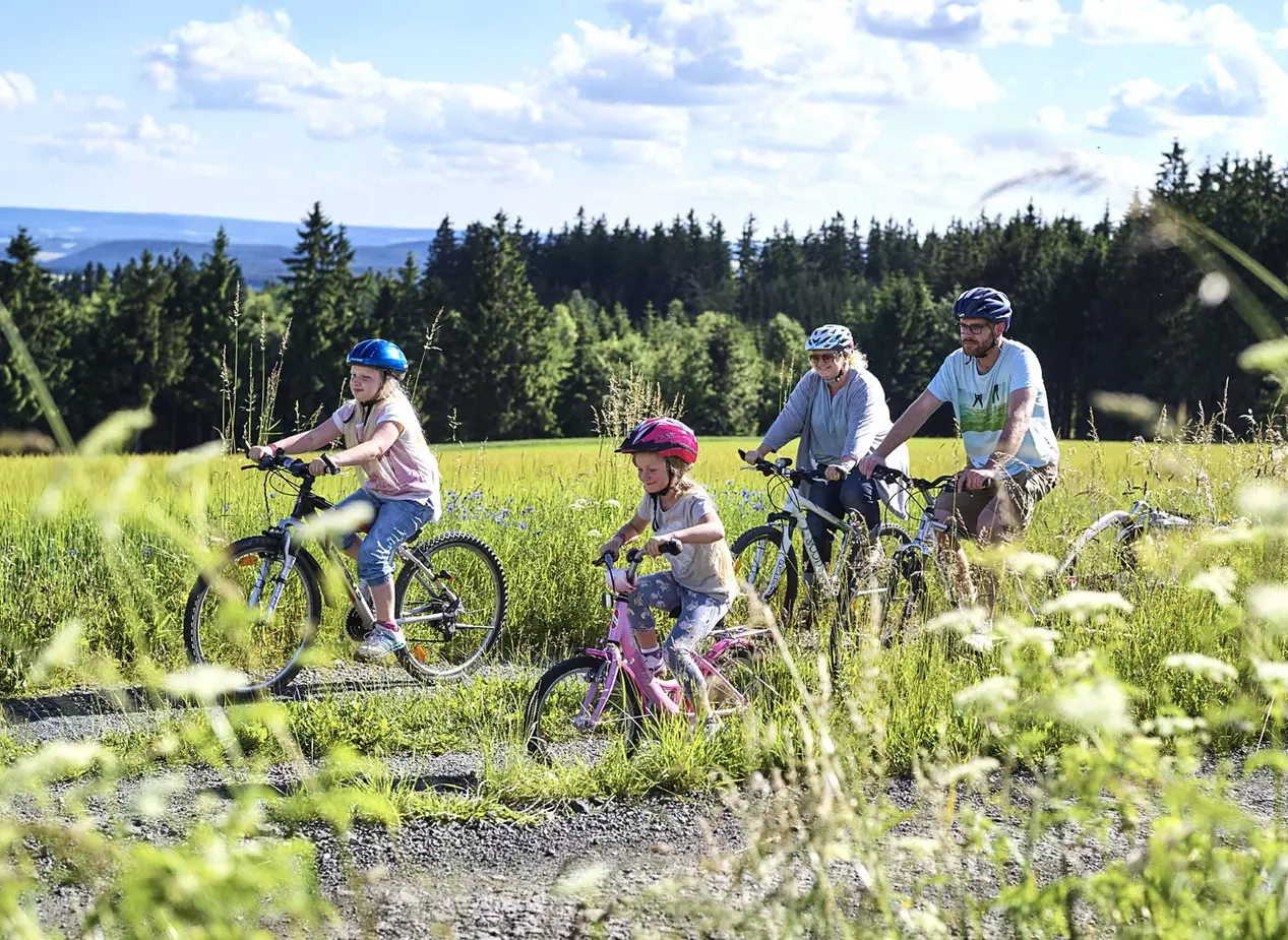 im Irlaub auf dem Bauernhof im Frankenwald die Umgebung bei einer Radtour mit der Familie erkunden