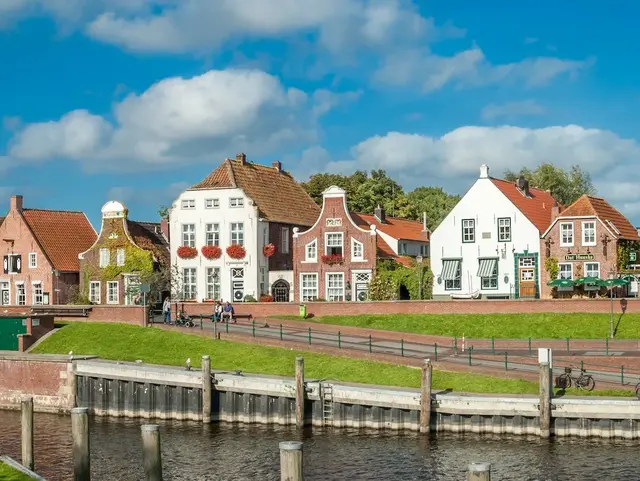 Fassaden historischer Häuser in der Sielstraße im Fischereihafen von Greetsiel, Niedersachsen, Deutschland.