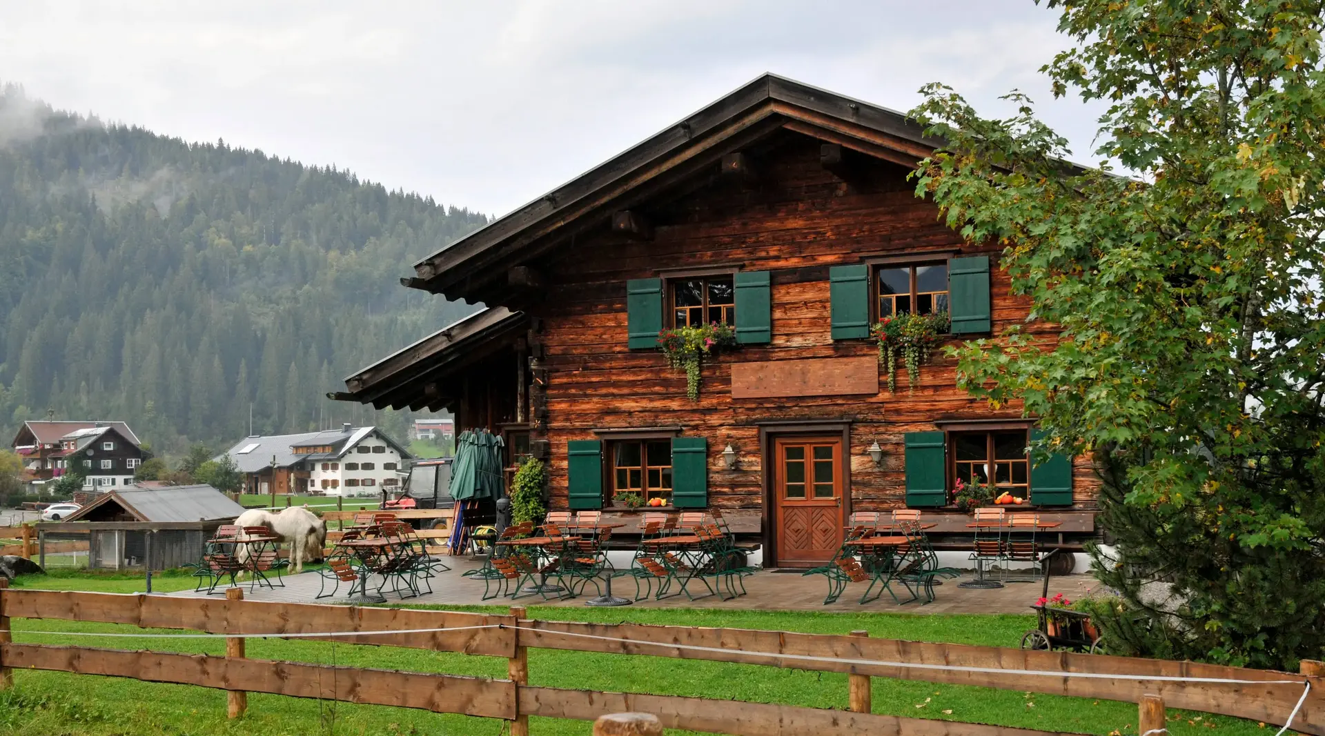 Traditionelles Bauernhaus aus Holz in Riezlern im Kleinwalsertal in Vorarlberg, Österreich.