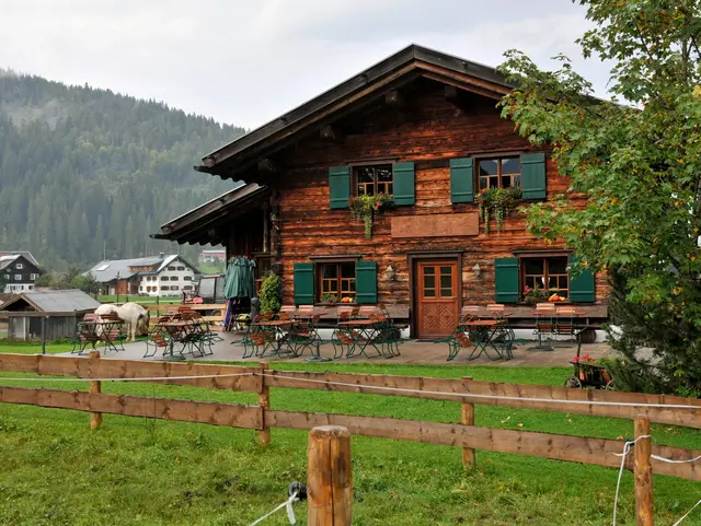 Traditionelles Bauernhaus aus Holz in Riezlern im Kleinwalsertal in Vorarlberg, Österreich.