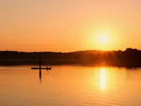 Idyllischer Sonnenuntergang in der Uckermack mit SUP-Fahrer
