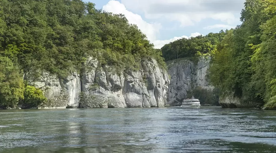 Schifffahrt im Donaudurchbruch - © www.bayern.by, Peter von Felbert im Urlaub in der Oberpfalz eine Schifffahrt auf der Donau im Donaudurchbruch machen