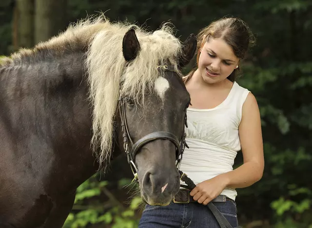 im Reiturlaub im Schwarzwald mit dem Pferd kuscheln 