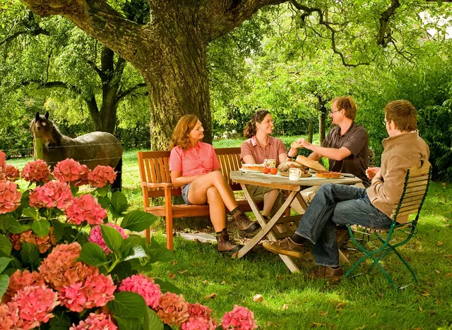 im Urlaub in der Eifel heißen herzliche Gastgeber ihre Gäste willkommen