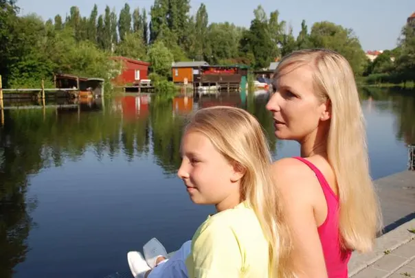 Mutter und Tochter lassen den Blick am Ufer der Warnow schweifen.