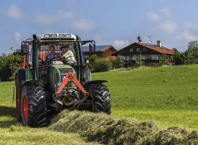 im Urlaub auf dem Bauernhof moderne Landmaschinen erleben und bei der Heuernte helfen
