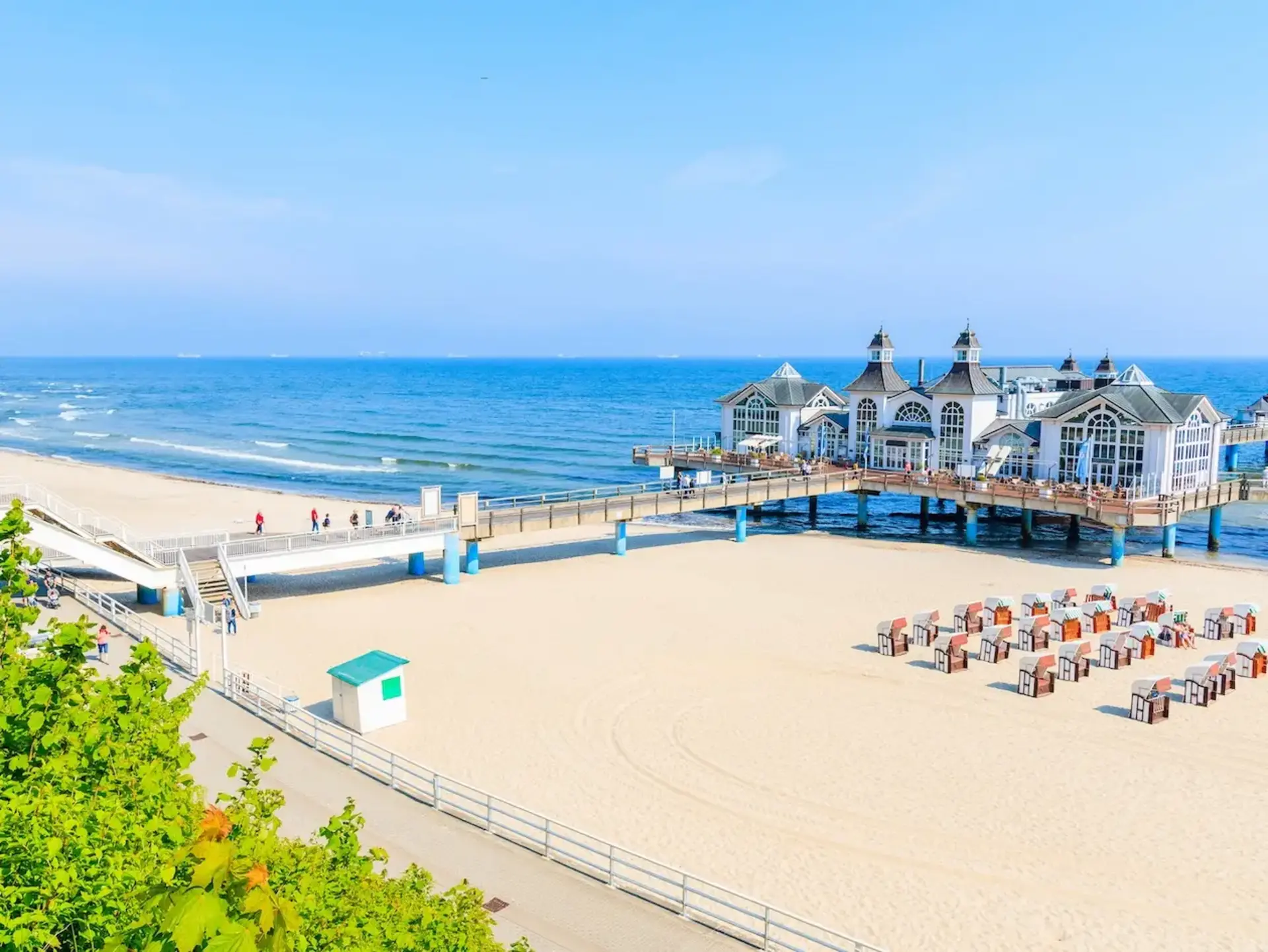 Seebrücke Sellin auf Rügen,Ostsee - © pkazmierczak, Adobe Stock Blick auf die Seebrücke im Ostseebad Sellin mit vorgelagertem Sandstrand, Rügen, Ostsee