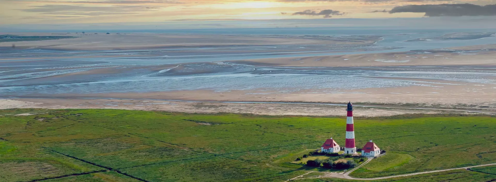 Blick über die Salzwiesen auf die Nordsee mit dem Leuchtturm von Westerhever, Schleswig-Holstein