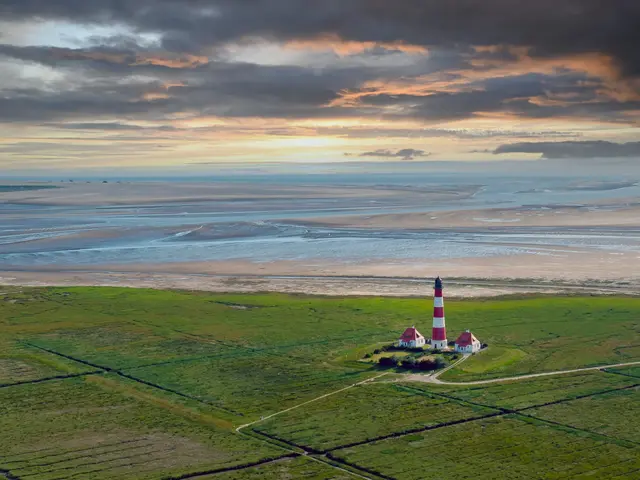 Leuchtturm von Westerhever, Eiderstedt - © Aufwind-Luftbilder, Adobe Stock Blick über die Salzwiesen auf die Nordsee mit dem Leuchtturm von Westerhever, Schleswig-Holstein