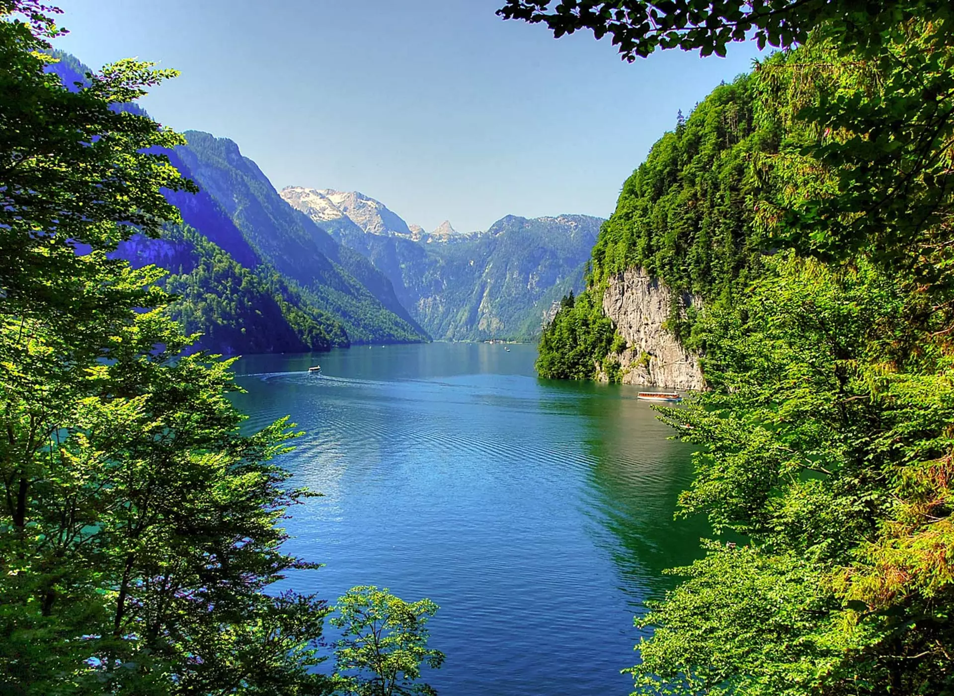 Bergpanorama am Königssee in Bayern - © Pixabay.com, Kordula Vahle beim Wandern das Bergpanorama genießen
