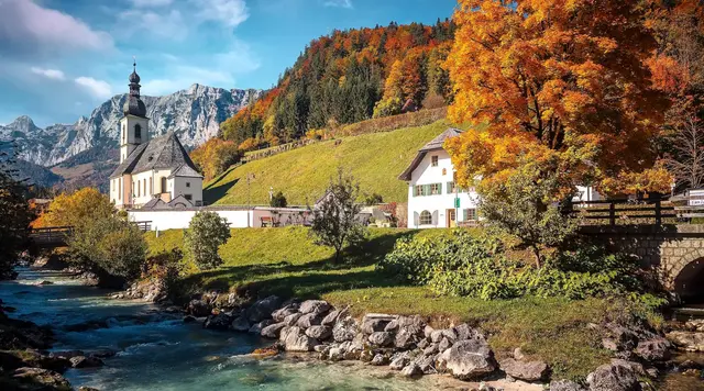 erienwohnung in Bayern: Herbstliche Landschaft in den Bayerischen Alpen mit der Pfarrkirche St. Sebastian in Ramsau im Nationalpark Berchtesgadener Land