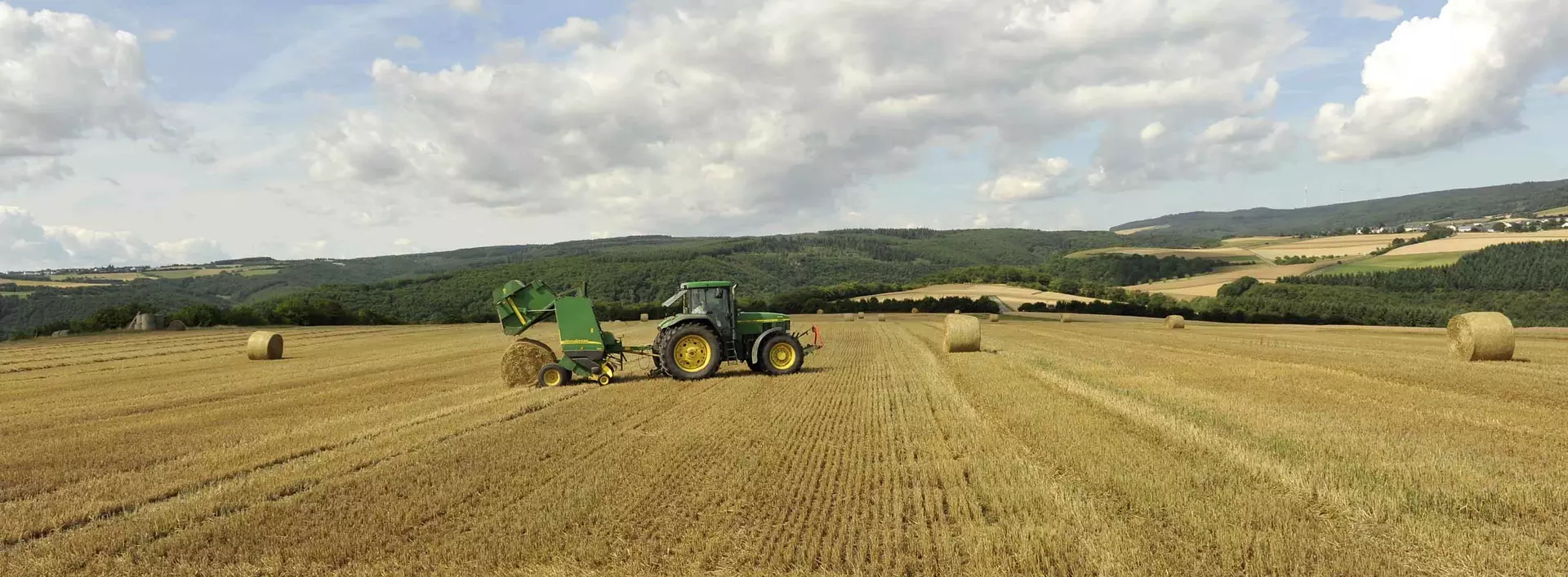im Urlaub auf dem Bauernhof in Rheinland-Pfalz bei der Getreideernte und Strohernte helfen