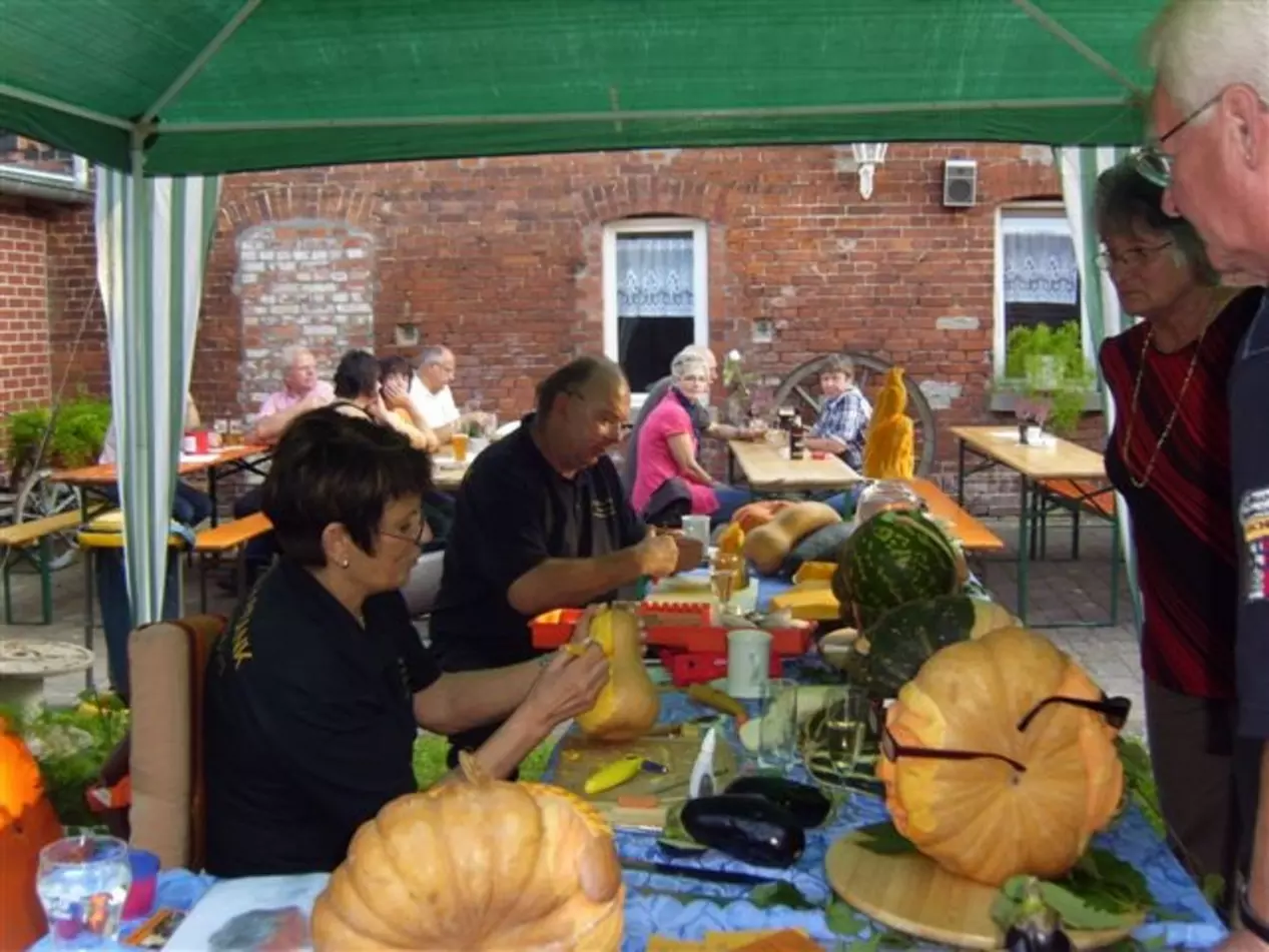 Kürbisschnitzerei Kürbisschnitzei beim Erntedankfest des Dorfkrugs in Nutha, Sachsen-Anhalt.