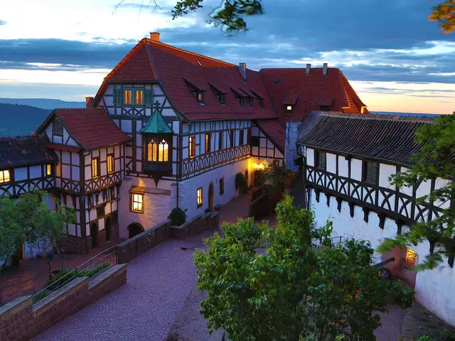 Viele Gäste besuchen bei einem Urlaub im Thüringer Wald die Wartburg in Eisenach.
