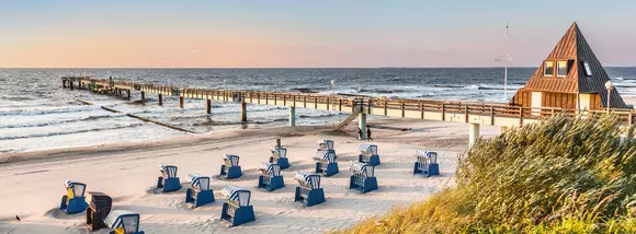 Strandkörbe bei Sonnenaufgang am Strand des Ostseebads Koserow auf Usedom