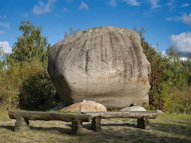 Wandhoff-Findling bei Bad Malente – Urlaub auf dem Land in der Holsteinischen Schweiz  - © SLindenau – stock.adobe.com Ein großer Findling namens Wandhoff-Findling liegt nahe Bad Malente in der Holsteinischen Schweiz in Deutschland.