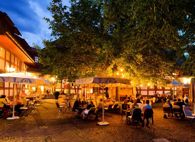 Straußwirtschaft in Köngernheim am Abend - © Rheinland-Pfalz Tourismus GmbH, Dominik Ketz Den Abend in der Besen- oder Straußwirtschaft in Rheinhessen mit regionalen Weinen ausklingen lassen
