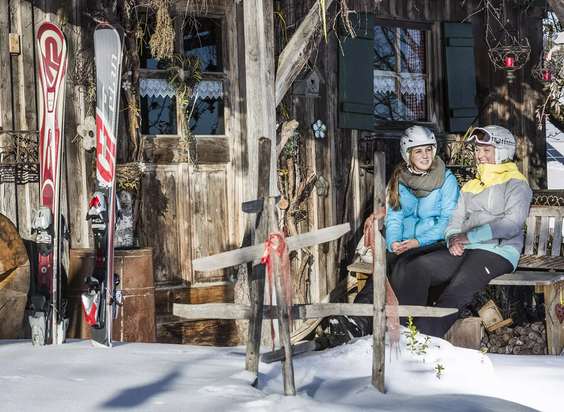 Winterurlaub in der Berghütte - © Blauer Gockel, Andreas Kern Winterurlaub in der Alm- und Berghütte: Apres Ski nach dem Skifahren