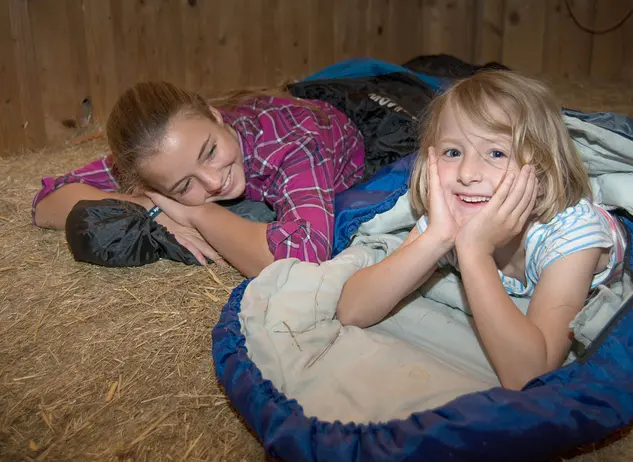 im Familienurlaub auf dem Bauernhof in Bayern im Heu schlafen