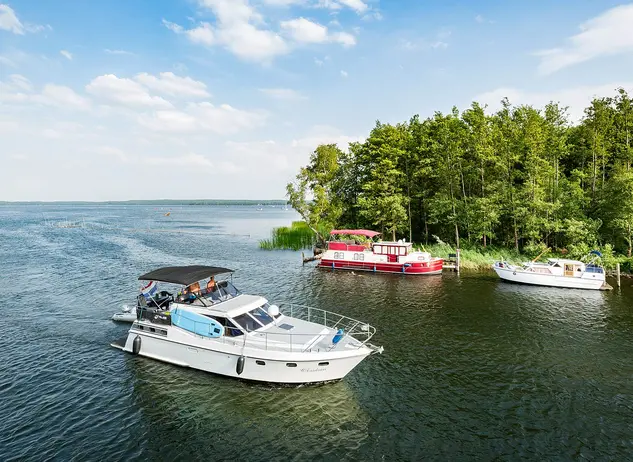 im Urlaub an der Mecklenburgischen Seenplatte ein Boot ausleihen und eine Bootsfahrt machen