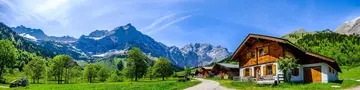 Urlaub in Österreich: Ferienhaus im Risstal in Tirol - © fottoo, adobe stock Traditionelles Ferienhaus im Risstal in Tirol vor einer beeindruckenden Alpenkulisse im Naturpark Karwendel.