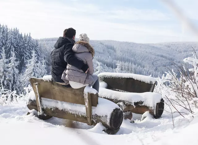 Winterurlaub in Thüringen verbringen und bei einer Wanderung den Ausblick in den Thüringer Wald genießen