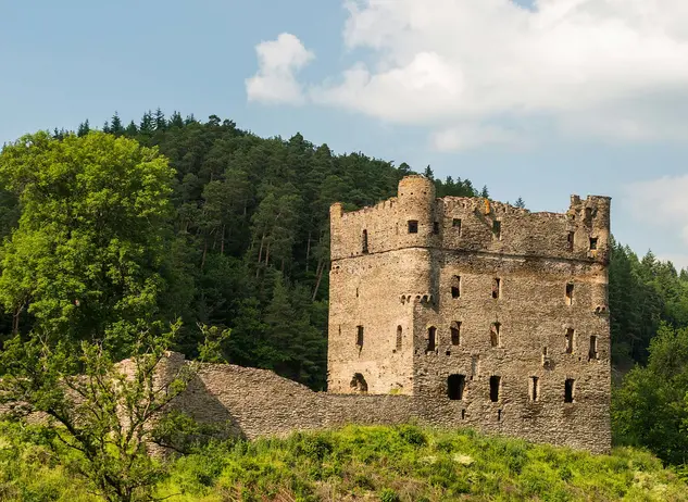 im Urlaub im Hunsrück auf dem Masdascher Burgherrenweg zur Burgruine Balduinseck bei Mastershausen wandern