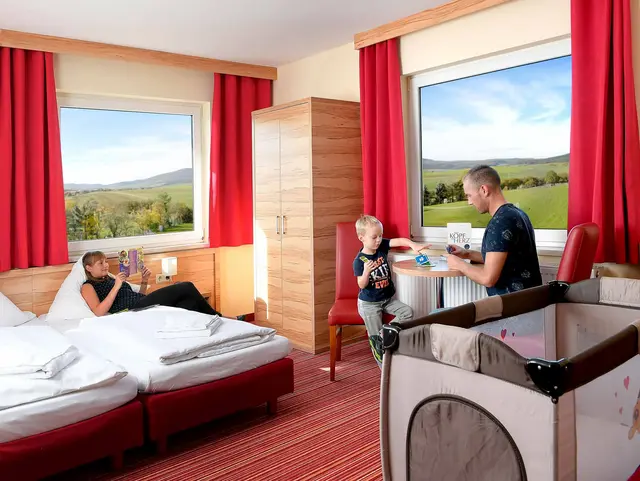 Familie macht Urlaub im Kinderhotel mit Familienzimmern