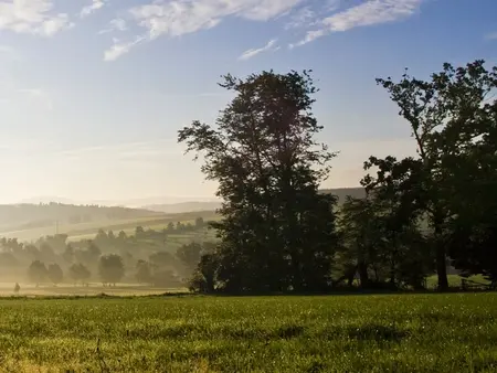 Mit dem Rad durch die Mittelgebirgslandschaft Rhön."