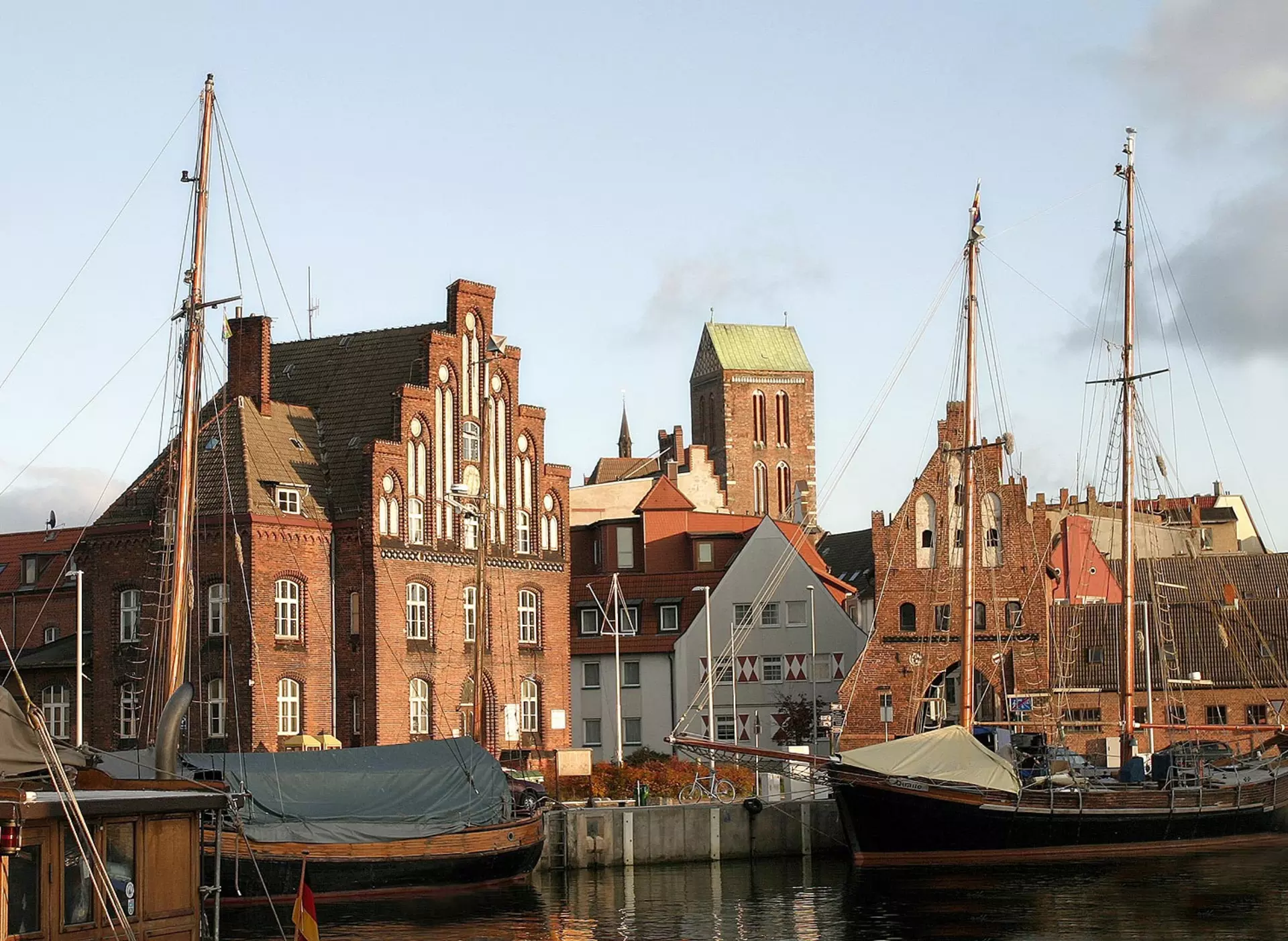 Alter Hafen in der Hansestadt Wismar - © Pixabay.com, im Urlaub an der Ostseeküste Mecklenburg den Alten Hafen der Hansestadt Wismar besuchen