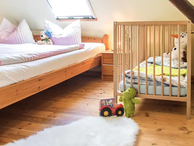 Ferienwohnung mit Babybett in Thüringen - © Reiterhof Storchennest, Viele Ferienwohnungen in Thüringen bieten für einen Urlaub mit Baby eine Kleinkindausstattung.