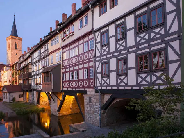 Bei einem Spaziergang über die Krämerbrücke in Erfurt, erfahren Sie, warum Erfurt den Namen Klein-Venedig oder Florenz des Nordens trägt.