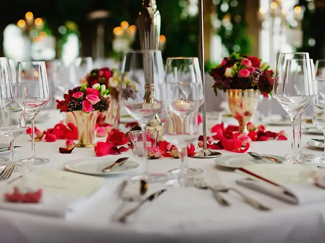 Gedeckter Tisch bei einem Fest auf dem Land