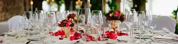 Gedeckte Festtafel - © Pixabay.com, Igor Link Gedeckter Tisch bei einem Fest auf dem Land